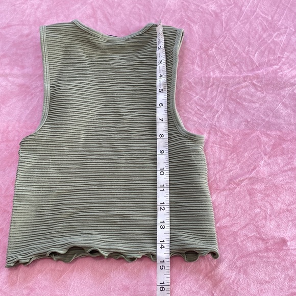 Forever 21 Textured Crop Muscle Arm Wide Arm Hole Pale Pastel Green Ruffled Hem - Picture 5 of 6